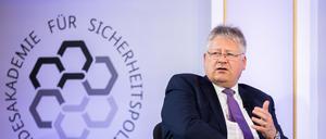 Bruno Kahl, Präsident des Bundesnachrichtendienstes (BND), spricht bei einem sicherheitspolitischen Gespräch in der Bundesakademie für Sicherheitspolitik.+