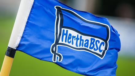 Die Fahne von Hertha BSC weht im Wind.