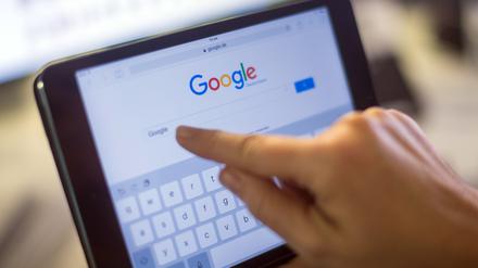 Der Google-Schriftzug und die Google-Suche auf einem iPad Mini 2. (zu dpa „Verleger begrüßen Fortschritte bei Diskussion ums EU-Urheberrecht“ vom 06.02.2019) 