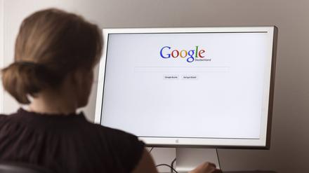 Frau betrachtet Internetseite der online-Suchmaschine Google.