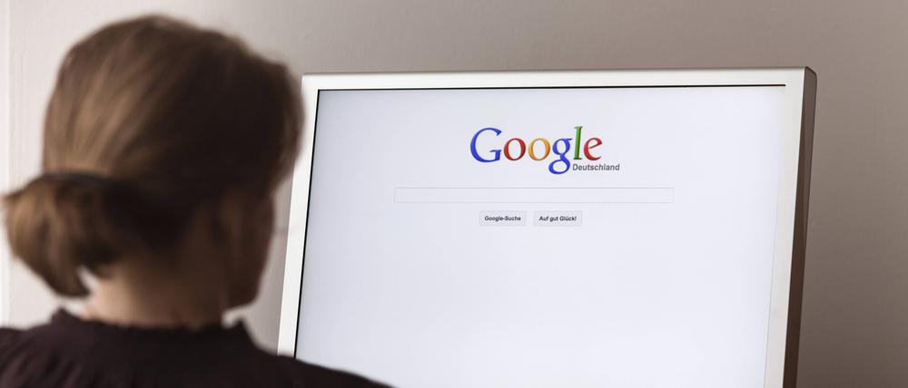 Frau betrachtet Internetseite der online-Suchmaschine Google.