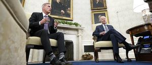 US-Präsident Joe Biden (r.) und mit dem führenden Republikaner Kevin McCarthy im Weißen Haus