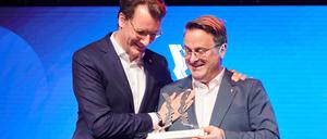 Laudator Xavier Bettel (r), Premierminister des Großherzogtums Luxemburg, überreicht Hendrik Wüst (CDU), Ministerpräsident von Nordrhein-Westfalen, den Preis als ·Politiker des Jahres· beim Politik Award im Tipi am Kanzleramt.