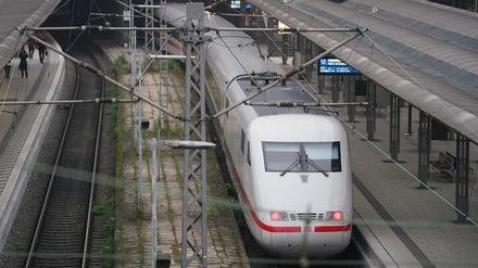  Ein ICE-Zug steht am frühen Morgen auf den Gleisen an einem Bahnsteig.