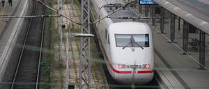  Ein ICE-Zug steht am frühen Morgen auf den Gleisen an einem Bahnsteig.