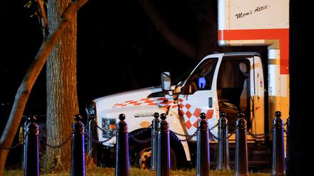Ein Umzugswagen raste in der Nacht auf Dienstag in eine Barriere vor dem Weißen Haus in Washington.
