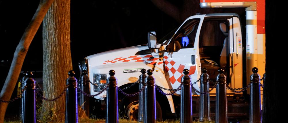 Ein Umzugswagen raste in der Nacht auf Dienstag in eine Barriere vor dem Weißen Haus in Washington.
