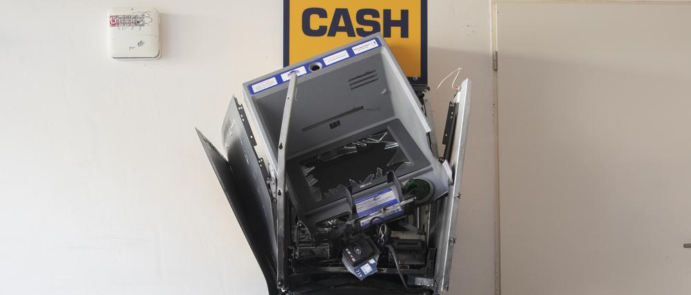 Ein zerstörter Geldautomat steht in einem Einkaufszentrum in Neu-Hohenschönhausen. (Symbolbild)