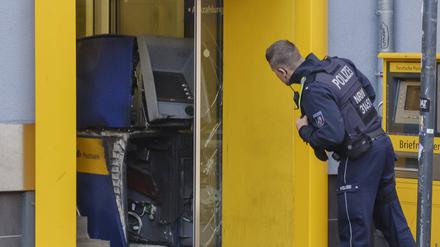 In Köln-Nippes hatten Unbekannte am frühen Donnerstagmorgen dem 13.04.2023 gegen 05:12 einen Geldautomaten der Postbank auf der Wilhelmstraße gesprengt.