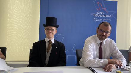 Schüler Ron Bulgrin aus Potsdam und Bildungsminister Steffen Freiberg (SPD) stellen die Pläne für das neue Brandenburger Jugendgesetz vor.