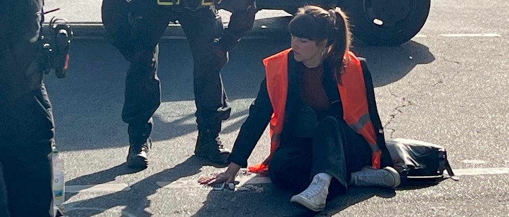 Carla Hinrichs, Klimaaktivisten und Sprecherin der Letzten Generation blockiert zusammen mit weiteren Aktivisten die A100 am Hohenzollerndamm. An 15 Örtlichkeiten in Berlin blockiert die Letzte Generation am Montag den Verkehr.