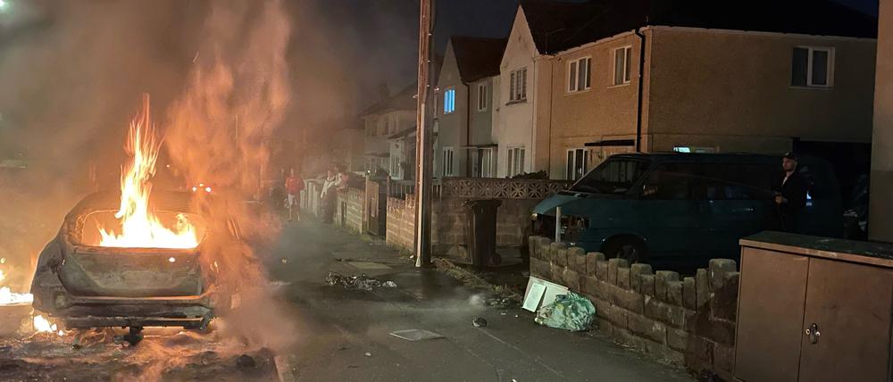Der Ford Focus von Jane Palmer brennt in der Highmead Road in Ely, Cardiff, während einer „groß angelegten Störung“ nach einem schweren Verkehrsunfall in der Snowden Road in Ely.