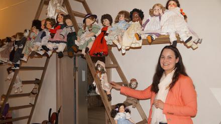 Museumsleiterin Katharina Wanicki hat die Aufsicht über hunderte Puppen und Teddybären.