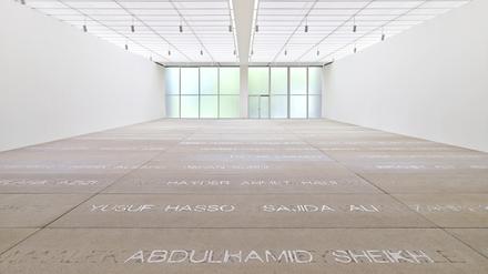 Die Namen der Mittelmeer-Toten: Fünf Jahre lang recherchierte Doris Salcedo für „Palimpsest“ (2013 – 2017), eine Installation zu Ehren ertrunkener Flüchtlinge.