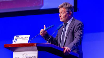 Robert Habeck spricht zu den Gästen beim Wirtschaftstag. 