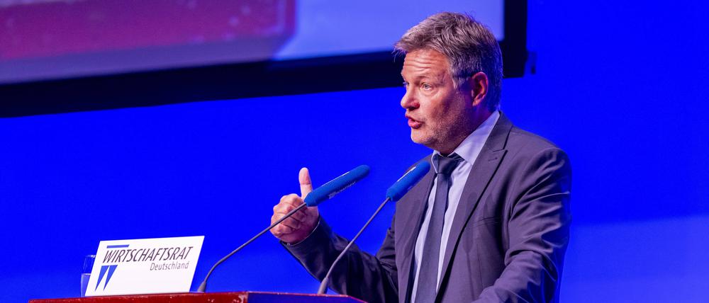 Robert Habeck spricht zu den Gästen beim Wirtschaftstag.