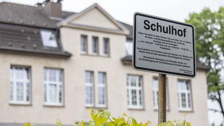 Nach dem Fund einer Frauenleiche auf dem Hof dieser Schule ist ein 17-jähriger Tatverdächtiger festgenommen worden.