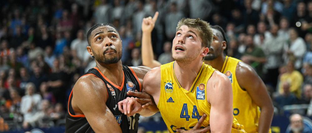 Ulms Bruno Caboclo (l.) bereitet den Alba-Profis um Center Ben Lammers schwer zu schaffen.