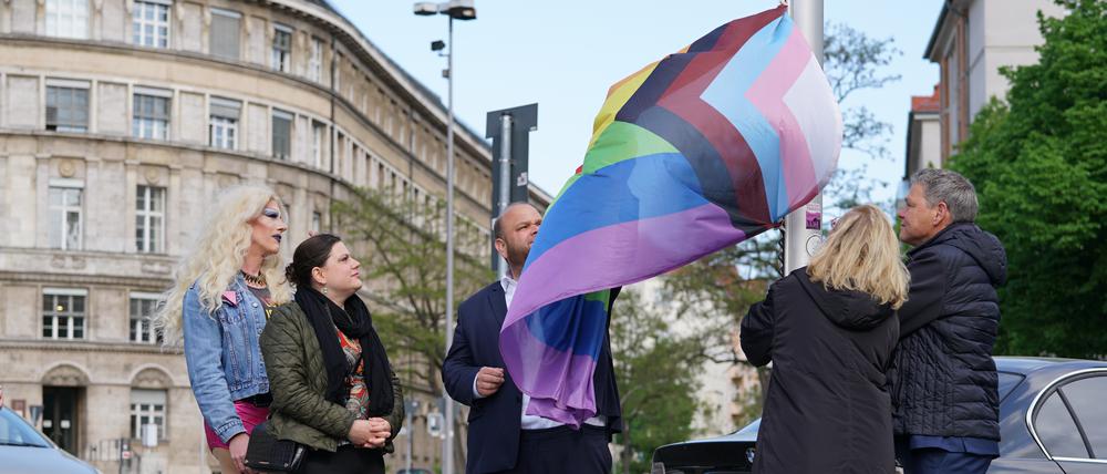 Regenbogenfahne am Rathaus Schöneberg