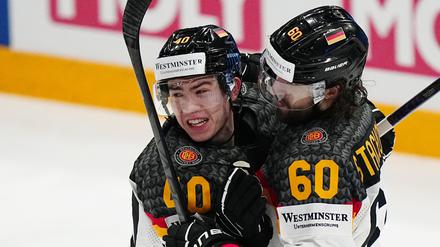 Alexander Ehl (l.) erzielt das 1:0 und wird von Wojciech Stachowiak geherzt.
