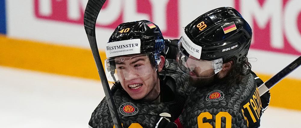 Alexander Ehl (l.) erzielt das 1:0 und wird von Wojciech Stachowiak geherzt.