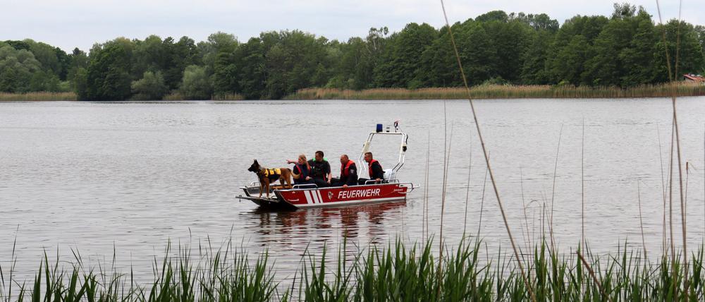 Polizei mit Suchhund am Wentowsee