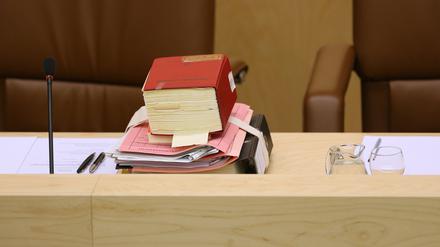 Mündliche Verhandlung in Sachen Erbschaftssteuer. Auf dem Richterpult liegen Akten und ein Gesetzbuch.