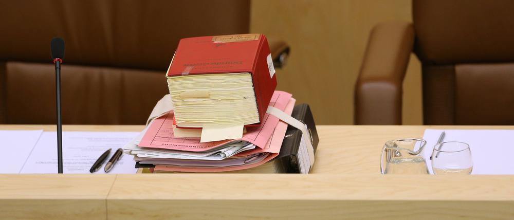 Mündliche Verhandlung in Sachen Erbschaftssteuer. Auf dem Richterpult liegen Akten und ein Gesetzbuch.