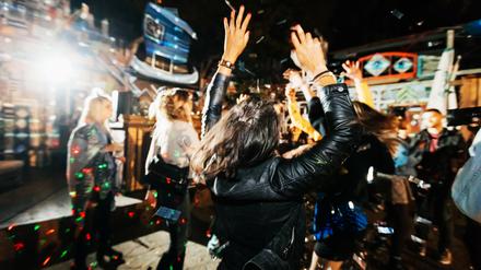 Arme hoch durch die Nacht. Party bringt auch Kohle.