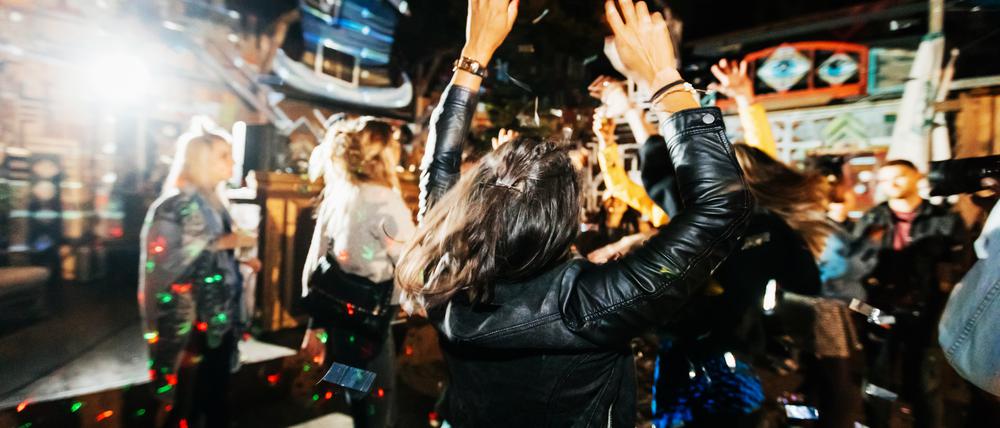 Arme hoch durch die Nacht. Party bringt auch Kohle.