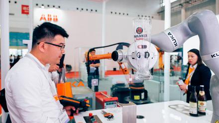 Helfende Hand: Ist Forschungskooperation mit China noch Austausch auf Augenhöhe oder muss Deutschland die Risiken einseitig freien Informationsflusses besser abwägen?