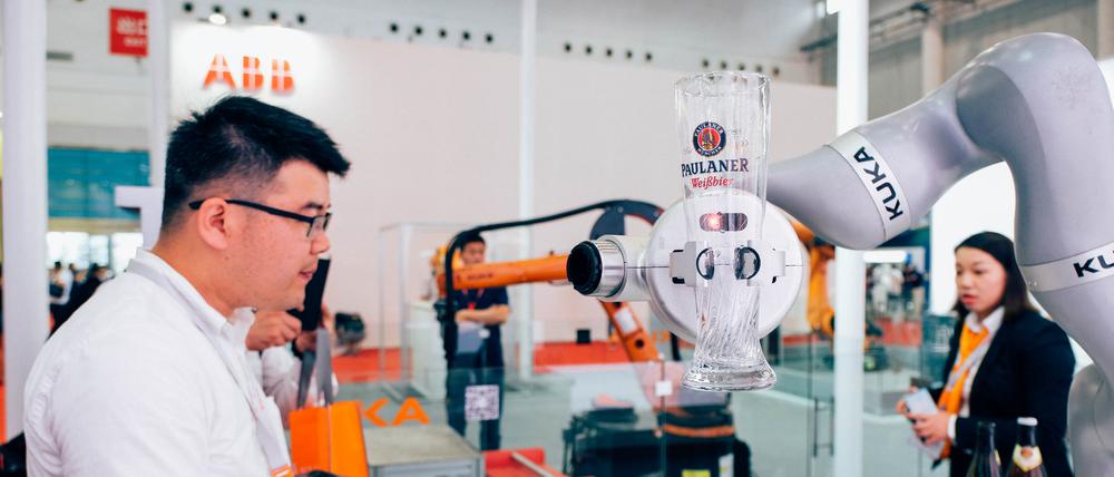 Helfende Hand: Ist Forschungskooperation mit China noch Austausch auf Augenhöhe oder muss Deutschland die Risiken einseitig freien Informationsflusses besser abwägen?