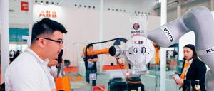 Helfende Hand: Ist Forschungskooperation mit China noch Austausch auf Augenhöhe oder muss Deutschland die Risiken einseitig freien Informationsflusses besser abwägen?