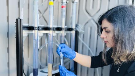 Eine Wissenschaftlerin der UBC führt die neue Wasseraufbereitungs-Methode vor.