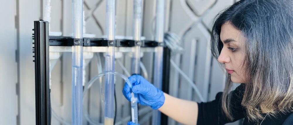 Eine Wissenschaftlerin der UBC führt die neue Wasseraufbereitungs-Methode vor.