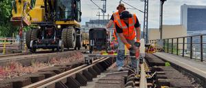 Die Löcher für die Dübel werden per Hand gebohrt