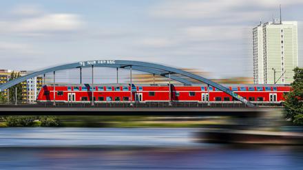 Laut der neuen EU-Fahrgastrechte-Verordnung sollen Eisenbahnunternehmen bei nicht selbstverschuldeten Zwischenfällen keine Entschädigung mehr leisten müssen. 