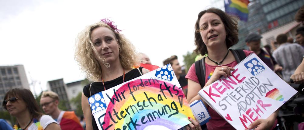 Christopher Street Day 2017 in Berlin, Teilnehmerin mit Plakat.