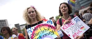 Christopher Street Day 2017 in Berlin, Teilnehmerin mit Plakat.