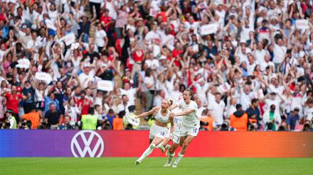 Siegtorschützin Chloe Kelly feiert beim EM-Finale 2022 mit den Fans im ausverkauften Wembley-Stadion.  