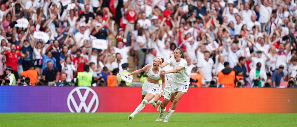 Siegtorschützin Chloe Kelly feiert beim EM-Finale 2022 mit den Fans im ausverkauften Wembley-Stadion.  