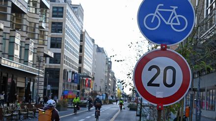 Fahrradfahrer fahren auf dem autofreien Abschnitt auf der Friedrichstraße.