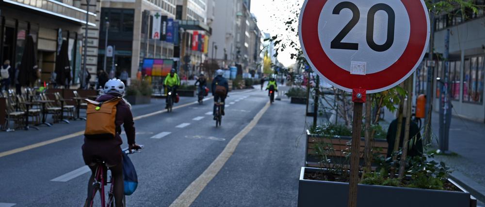 Fahrradfahrer fahren auf dem autofreien Abschnitt auf der Friedrichstraße.