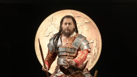 Gut ausgerüstet. Die lebensechte Rekonstruktion eines awarischen Elitekriegers aus Ostungarn begeistert die Museumsbesucher.