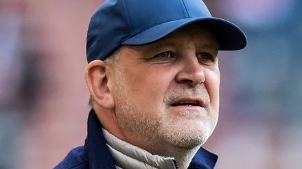 Jörg Schmadtke, damaliger Geschäftsführer Sport beim VfL Wolfsburg, steht vor dem Spiel im Stadion.