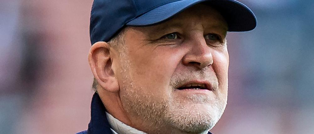 Jörg Schmadtke, damaliger Geschäftsführer Sport beim VfL Wolfsburg, steht vor dem Spiel im Stadion.