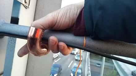 Ein sogenannter Fingerlock von Klimaaktivisten mit einem Kupferrohr.