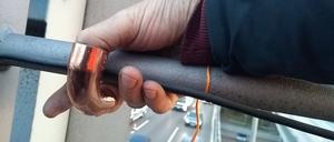 Ein sogenannter Fingerlock von Klimaaktivisten mit einem Kupferrohr.