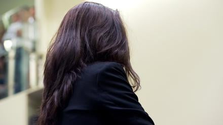 Beate Zschäpe beim Prozessauftakt im Mai 2013 im Gerichtssaal in München mit dem Rücken zur Richterbank. 