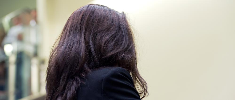 Beate Zschäpe beim Prozessauftakt im Mai 2013 im Gerichtssaal in München mit dem Rücken zur Richterbank.